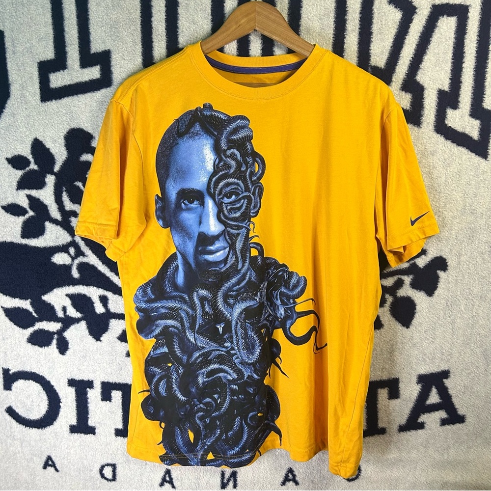 Kobe Bryant Black Mamba Snake Face Yellow T-Shirt Nike Dri-Fit Lakers Size L NBA